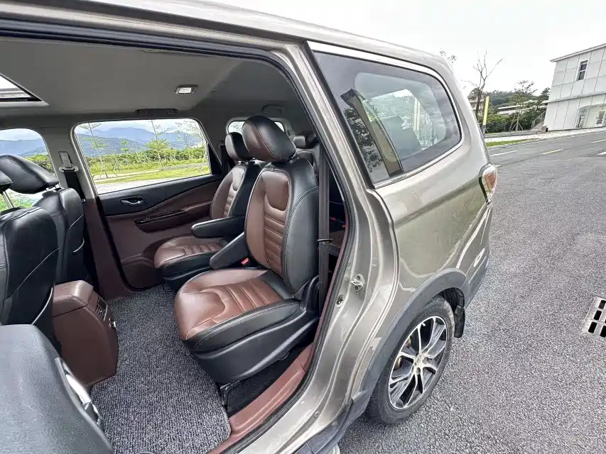 Dongfeng Fengxing Fengxing SX6 2017 2016 1.6L CVT Luxury