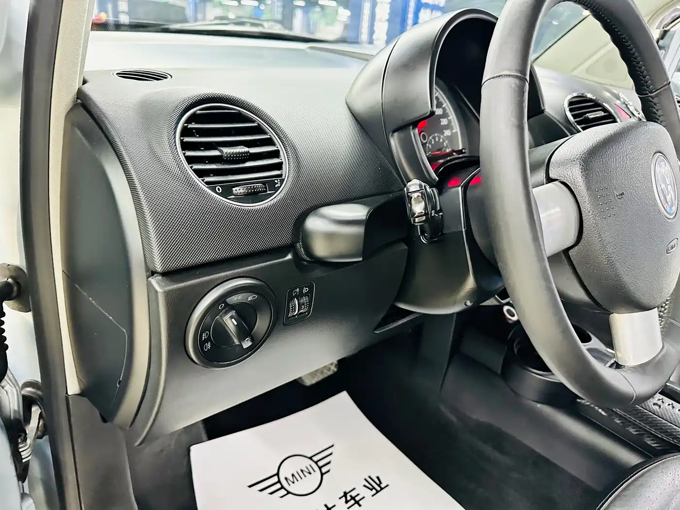 Volkswagen Beetle 2010 1.8T BlackOrange Luxury Edition фото 17
