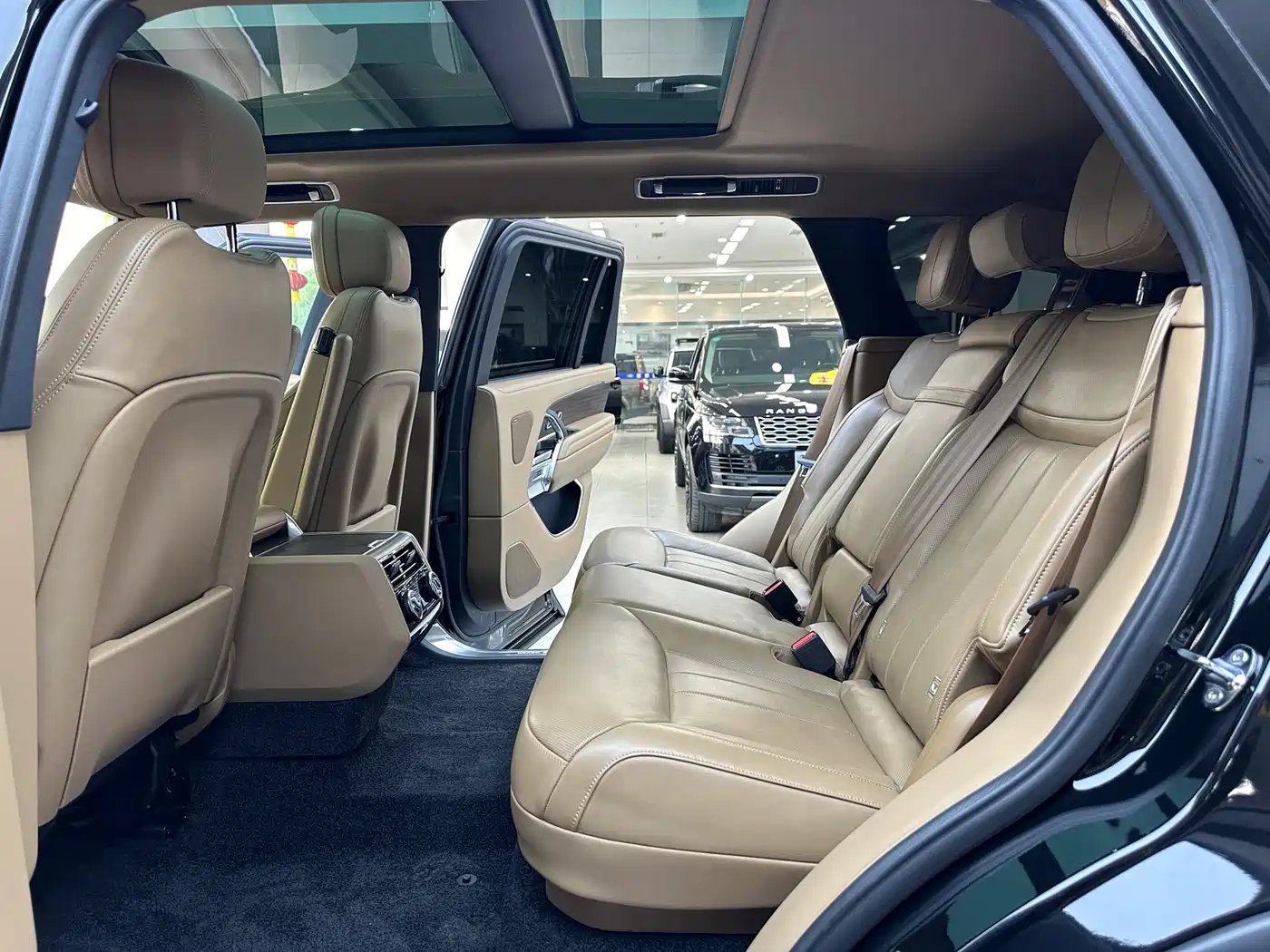 Land Rover Range Rover 2025 3.0 L6 400PS Flourishing Era Extended Wheelbase фото 11