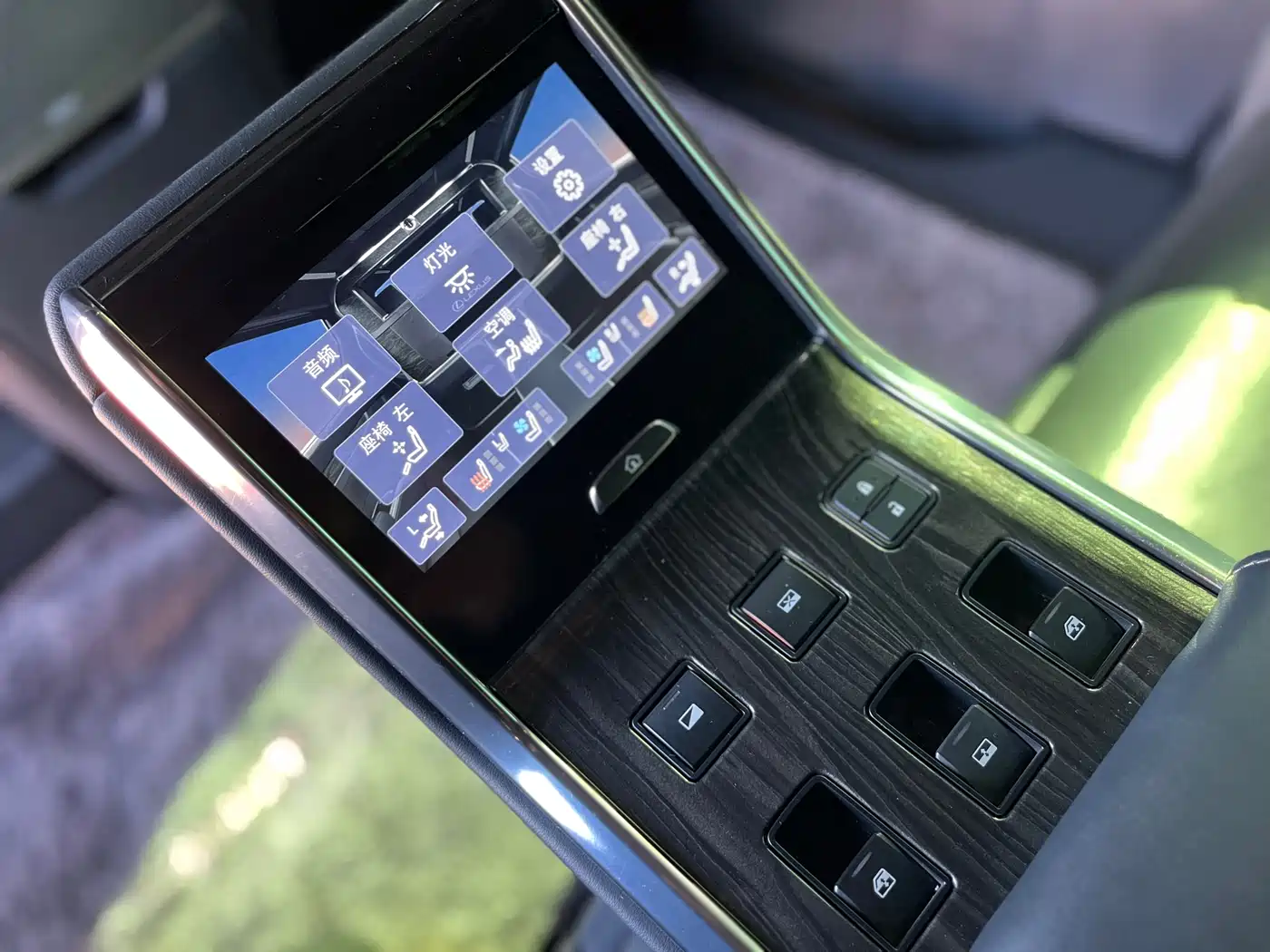 Lexus LM 2020 300h 4-Seat Imperial Edition фото 18