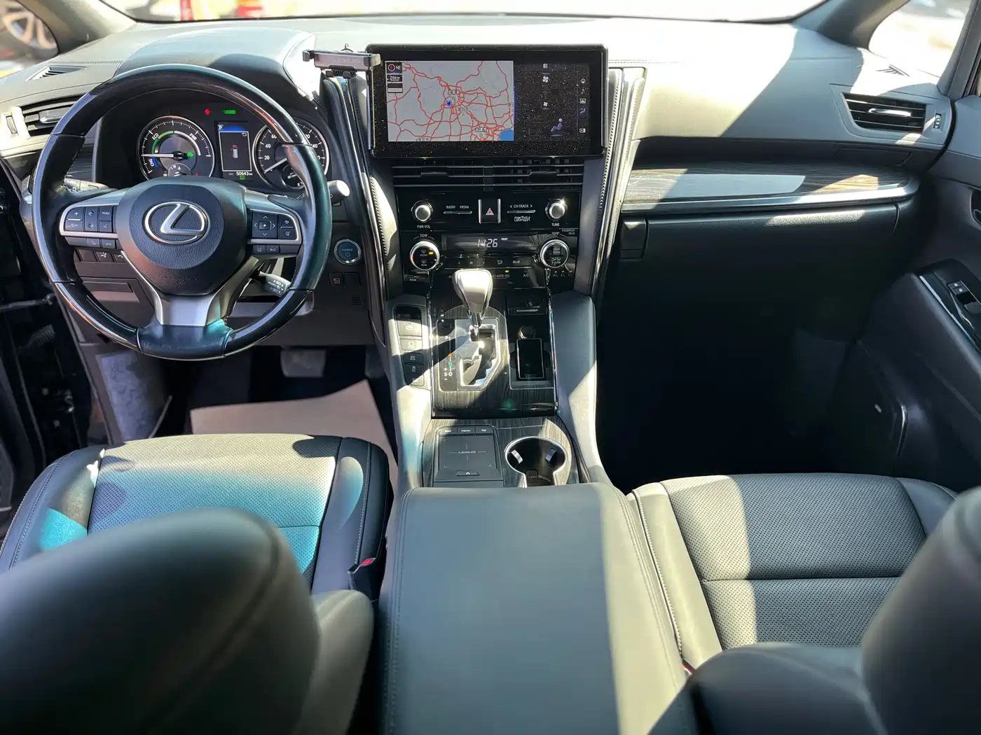 Lexus LM 2020 300h 4-Seat Imperial Edition фото 15