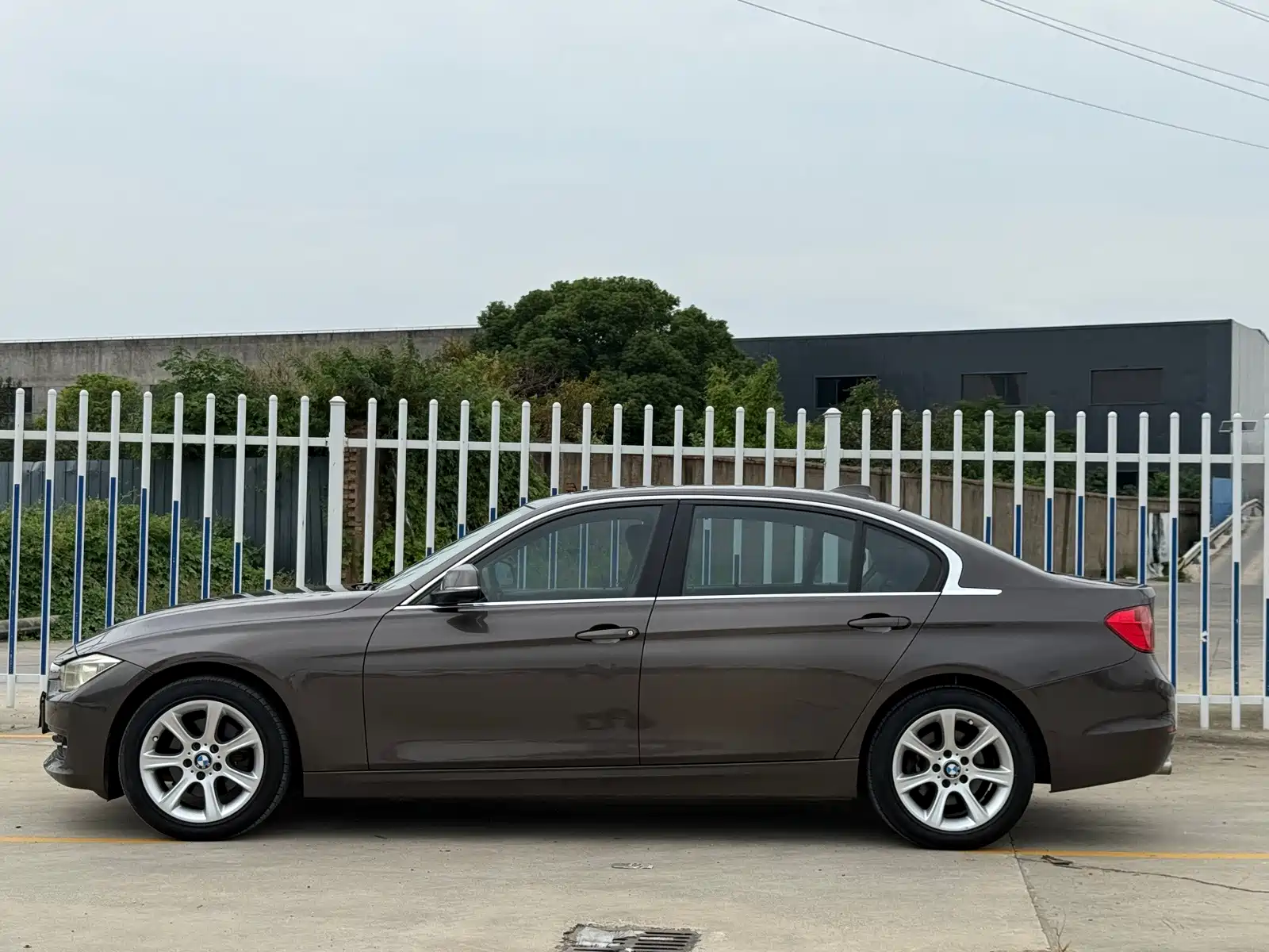Photo 3 - BMW 3 Series
