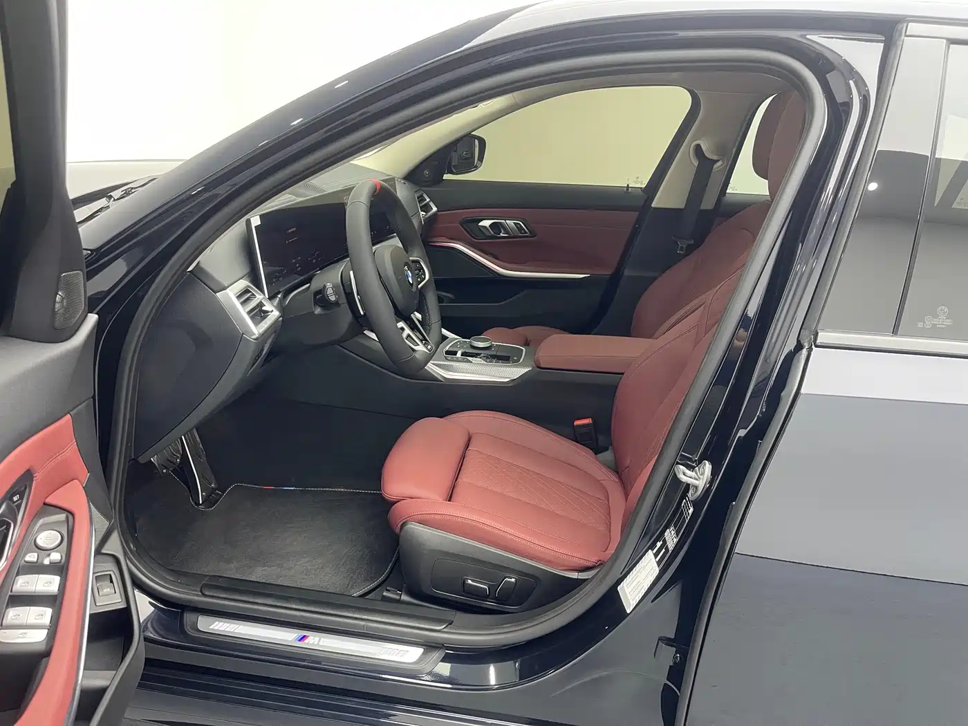 BMW 3 Series 2026 330Li M Sport Shadowline Package фото 14