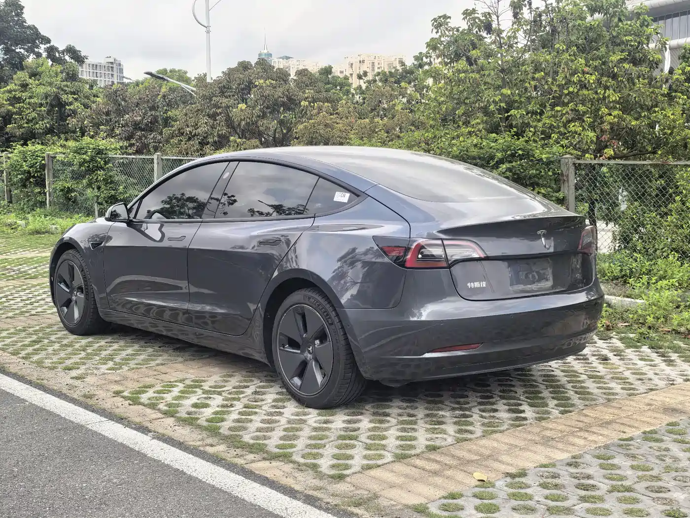 TESLA MODEL 3