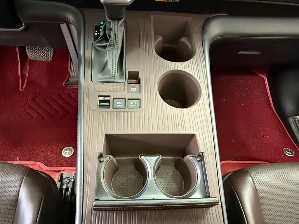 Toyota Granvia 2024 2.5L Hybrid Premium PLUS 4WD Edition фото 9