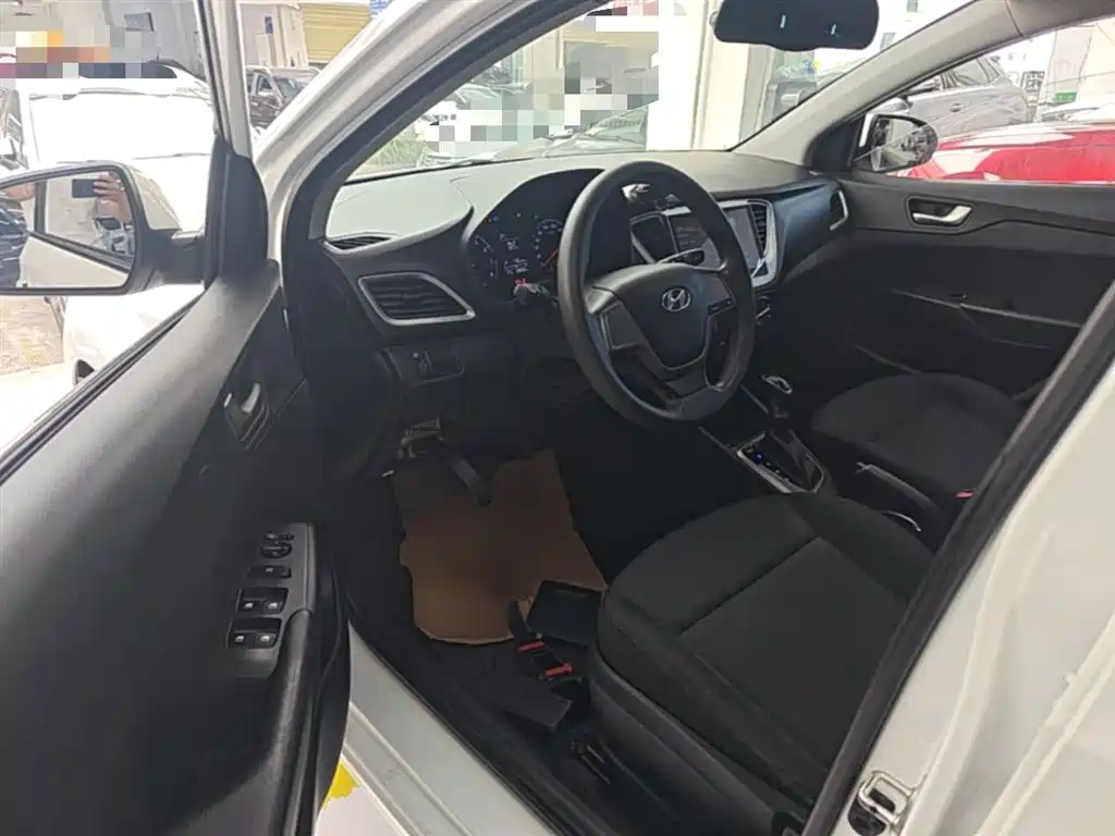 Hyundai Verna 2016 1.4L Automatic Cool Edition GLS фото 16