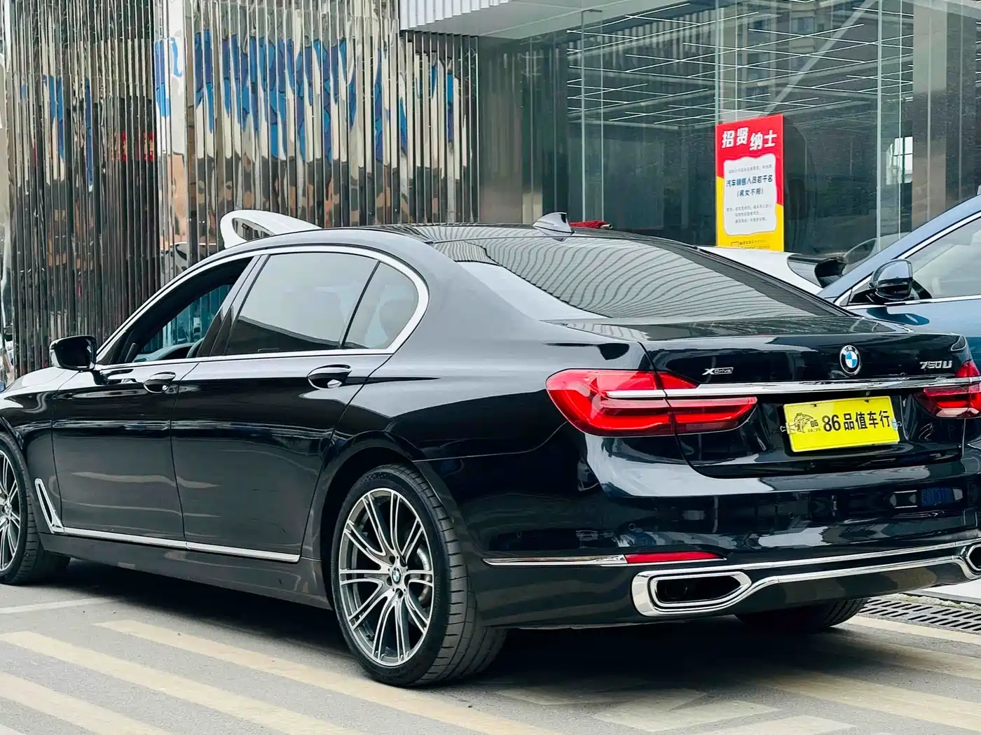 BMW 7 Series 2017 750Li xDrive Customized Edition (4-Seater) фото 4