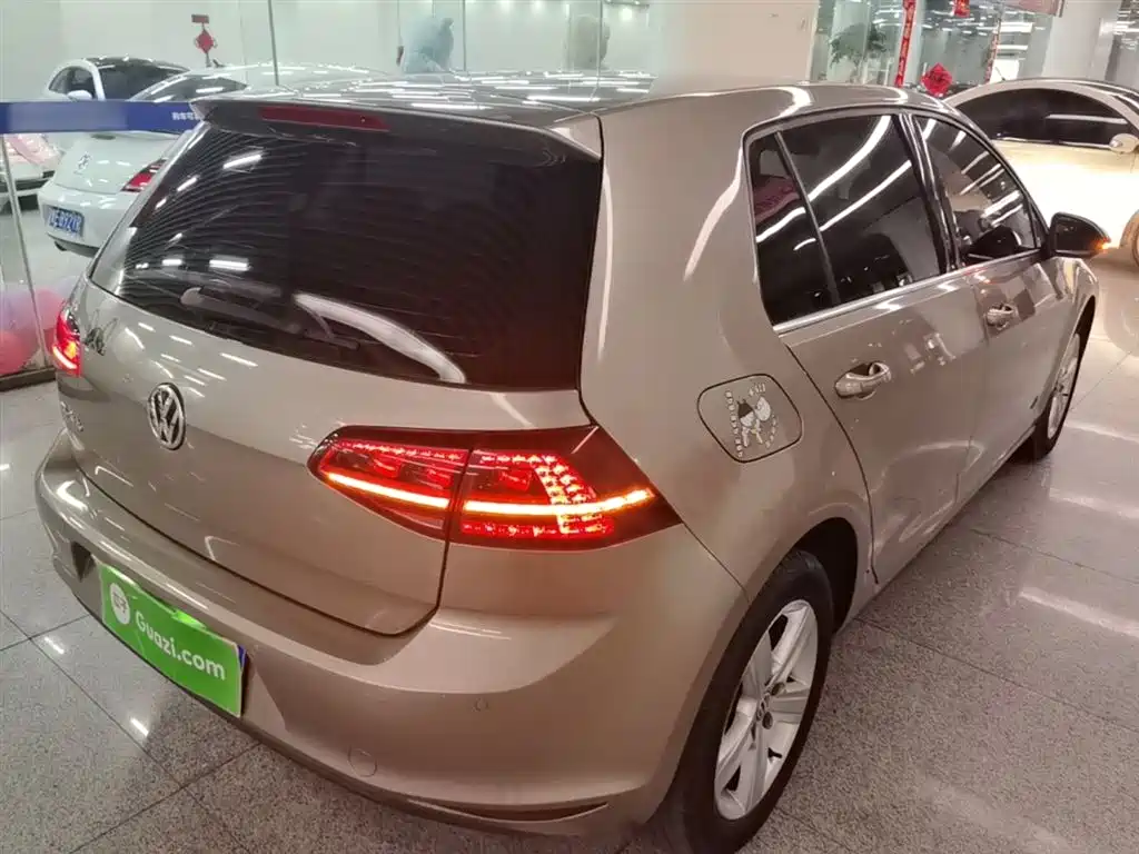 Volkswagen Golf 2017 1.6L Auto Comfort Millionth Edition фото 7