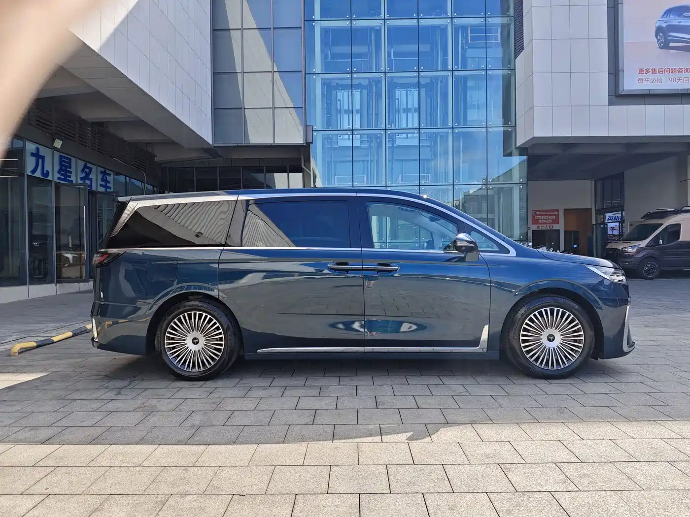 Voyah Auto Voyah Dreamer 2025 PHEV AWD Flagship Kunpeng Edition фото 9