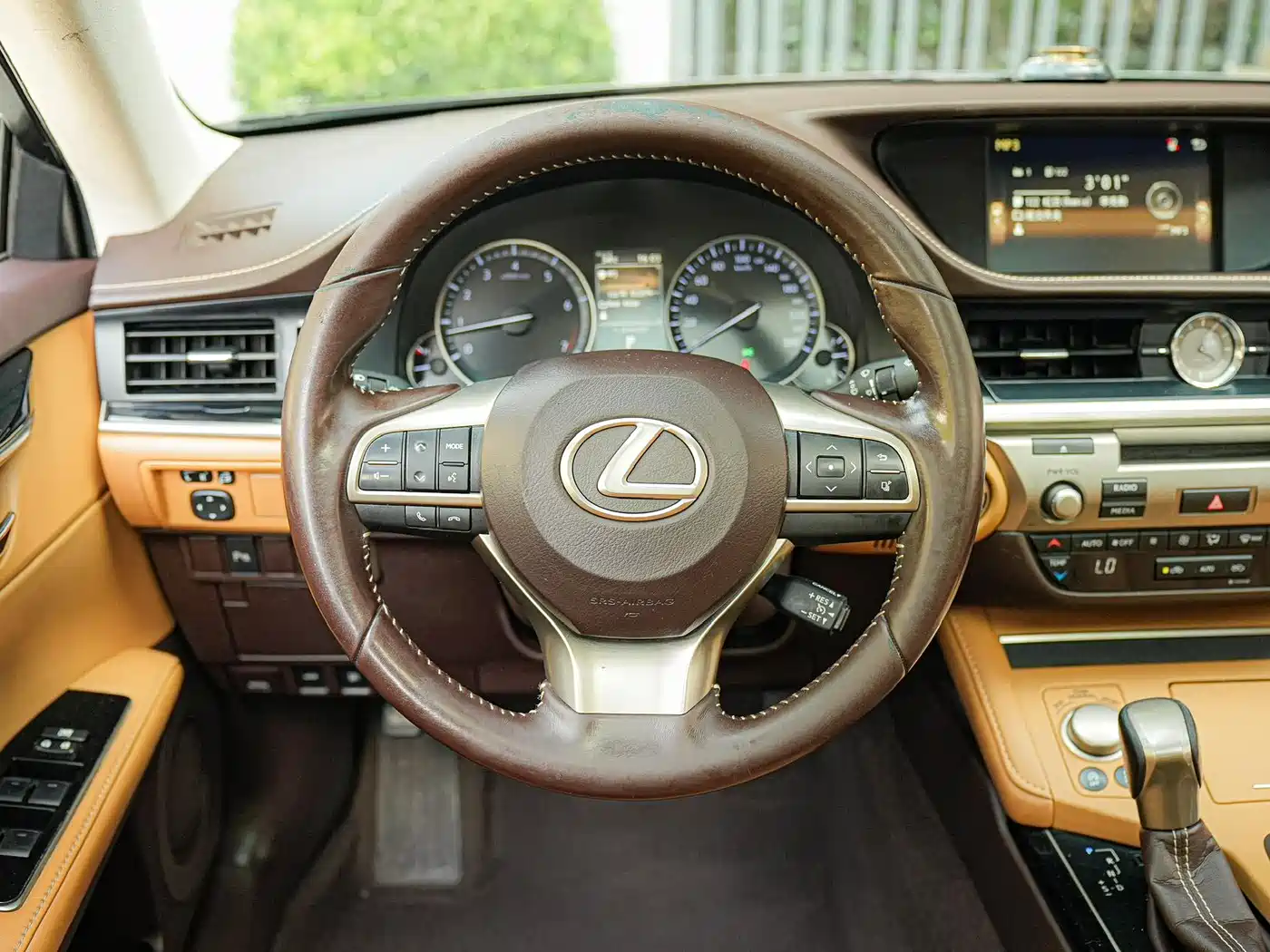 Photo 21 - Lexus ES