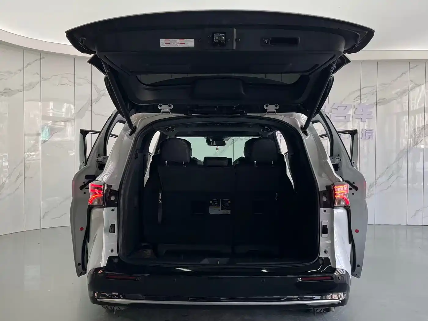 Toyota Sienna 2021 2.5L Hybrid Premium Edition фото 14