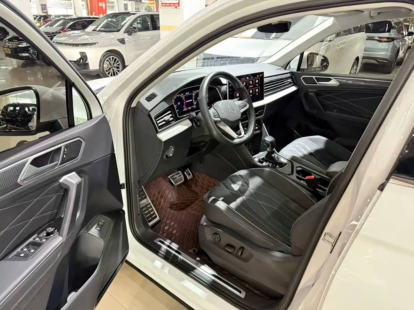 Volkswagen Tiguan L 2024 330TSI Automatic 2WD R-Line Premium Enjoyment Edition фото 4