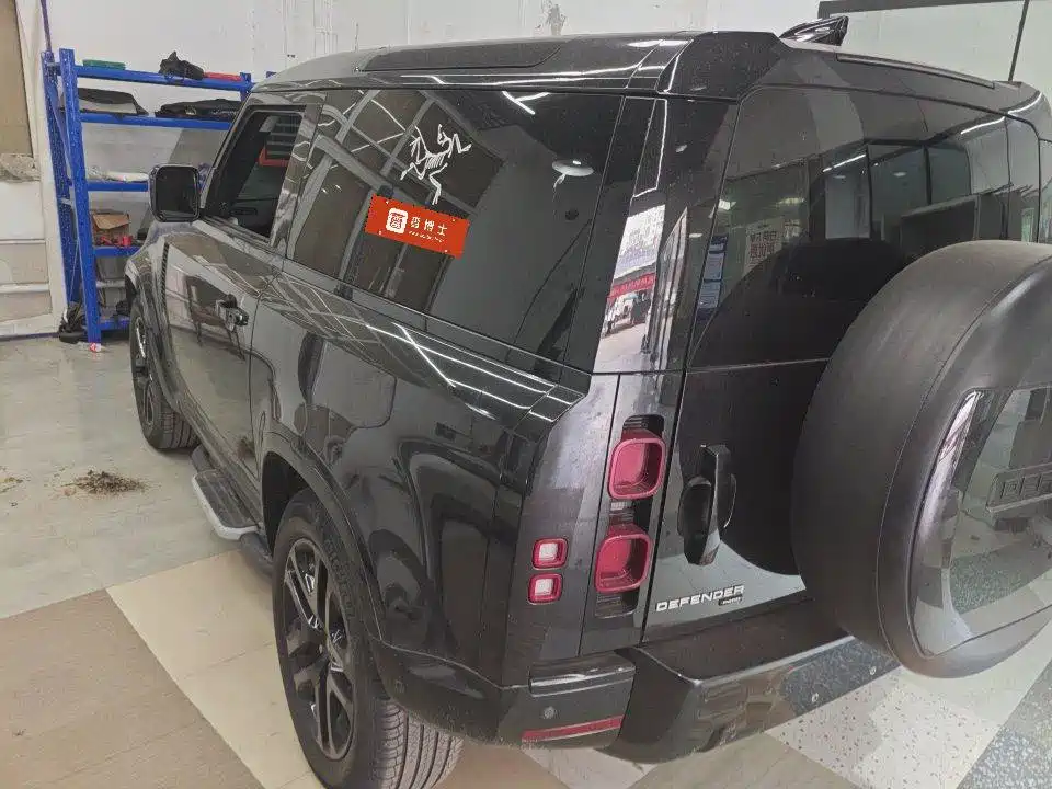 Photo 6 - Land Rover Defender