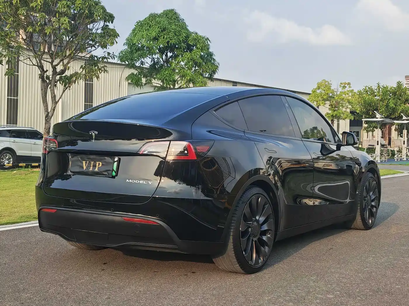 TESLA MODEL Y
