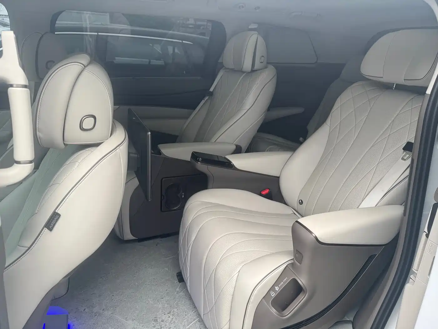 Denza D9 2022 DM-i 970 AWD Flagship фото 6