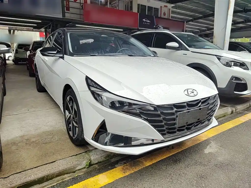 Hyundai Elantra 2021 1.5L CVT LUX Premium Edition фото 4