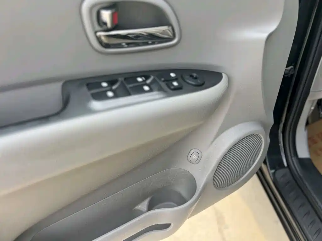 Kia Carens 2011 2011 2.0L 7-Seater Automatic Standard
