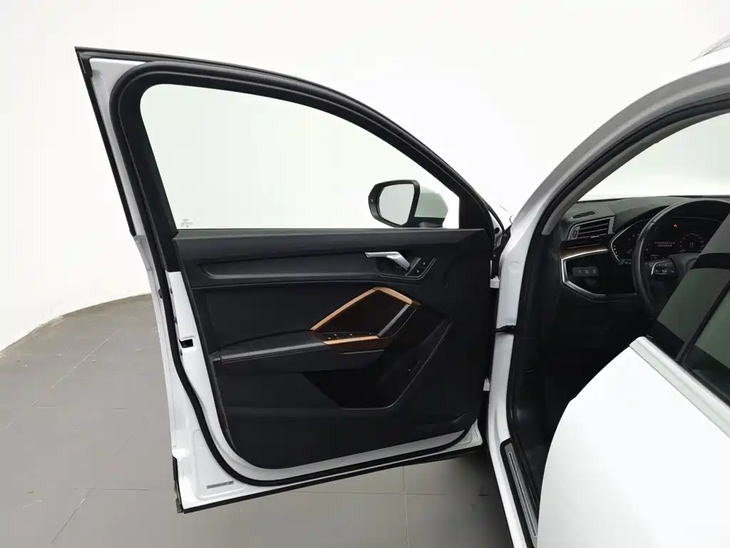 Photo 8 - Audi Q3