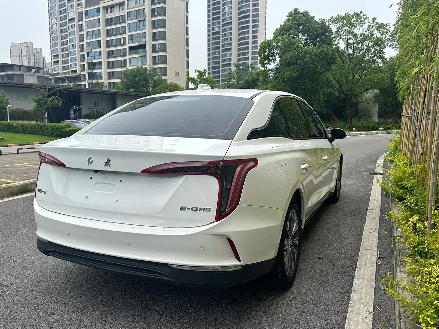 Hongqi E-QM5 2022 431km Charging Enjoyment Edition фото 9