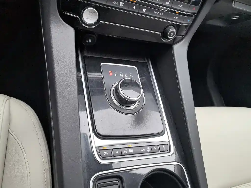 Jaguar F-PACE 2016 2016 2.0T FWD Urban Premium Edition
