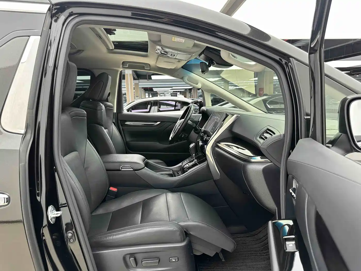Toyota Vellfire 2020 Twin Engine 2.5L HV Luxury Edition фото 5