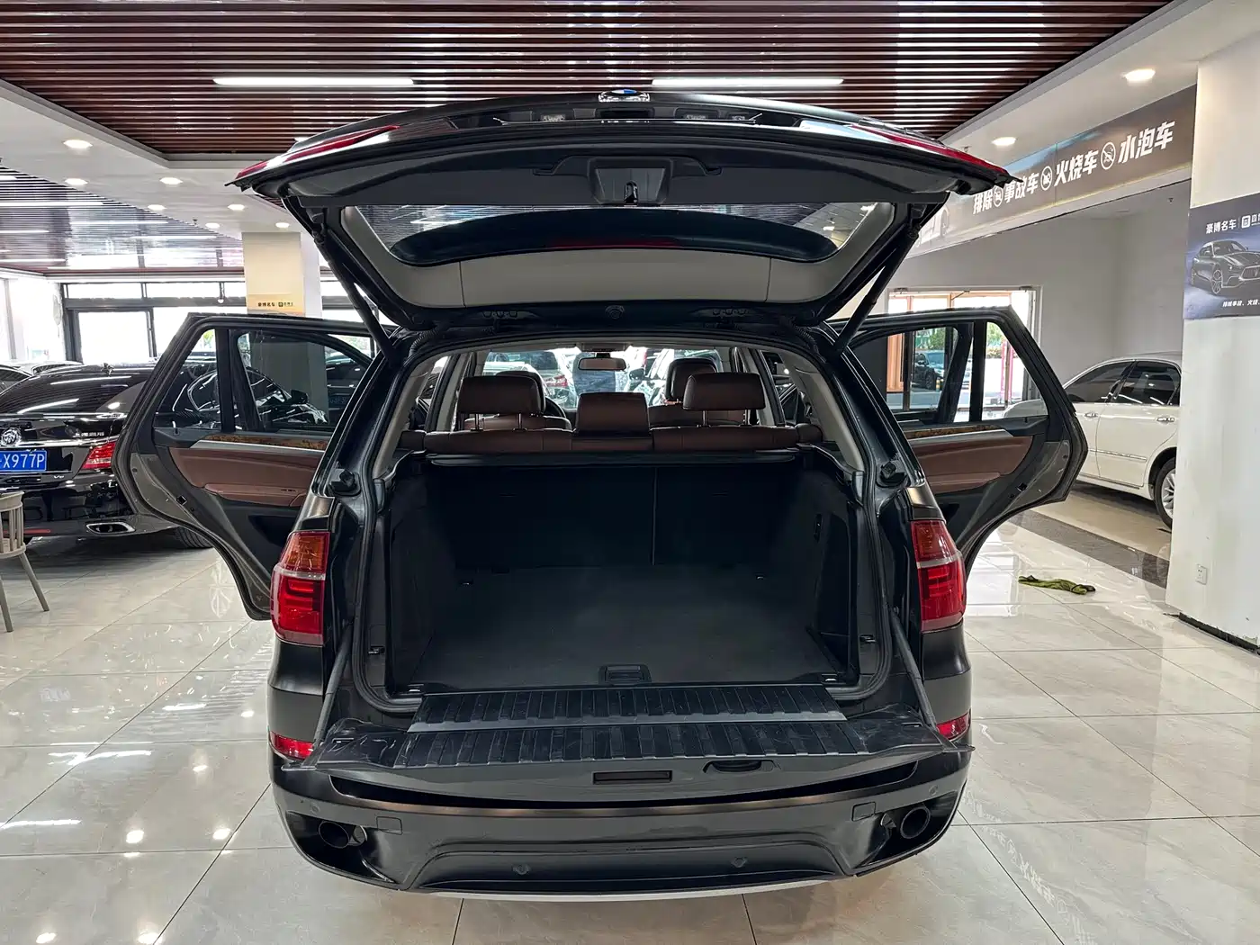 BMW X5 (Import) 2011 xDrive35i Leading Edition фото 9