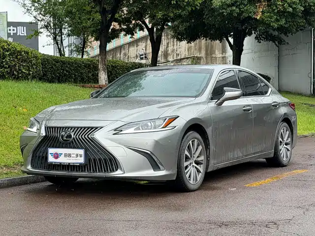 Lexus ES 2020