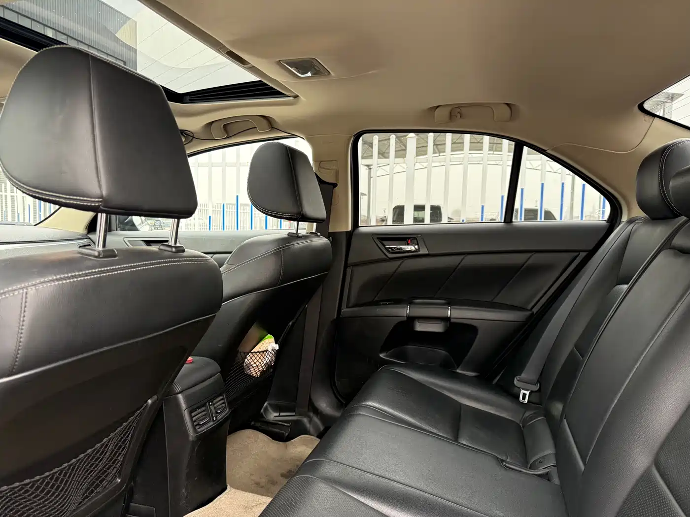 Suzuki Kizashi 2010 2.4L 4WD Sport Navigation фото 9