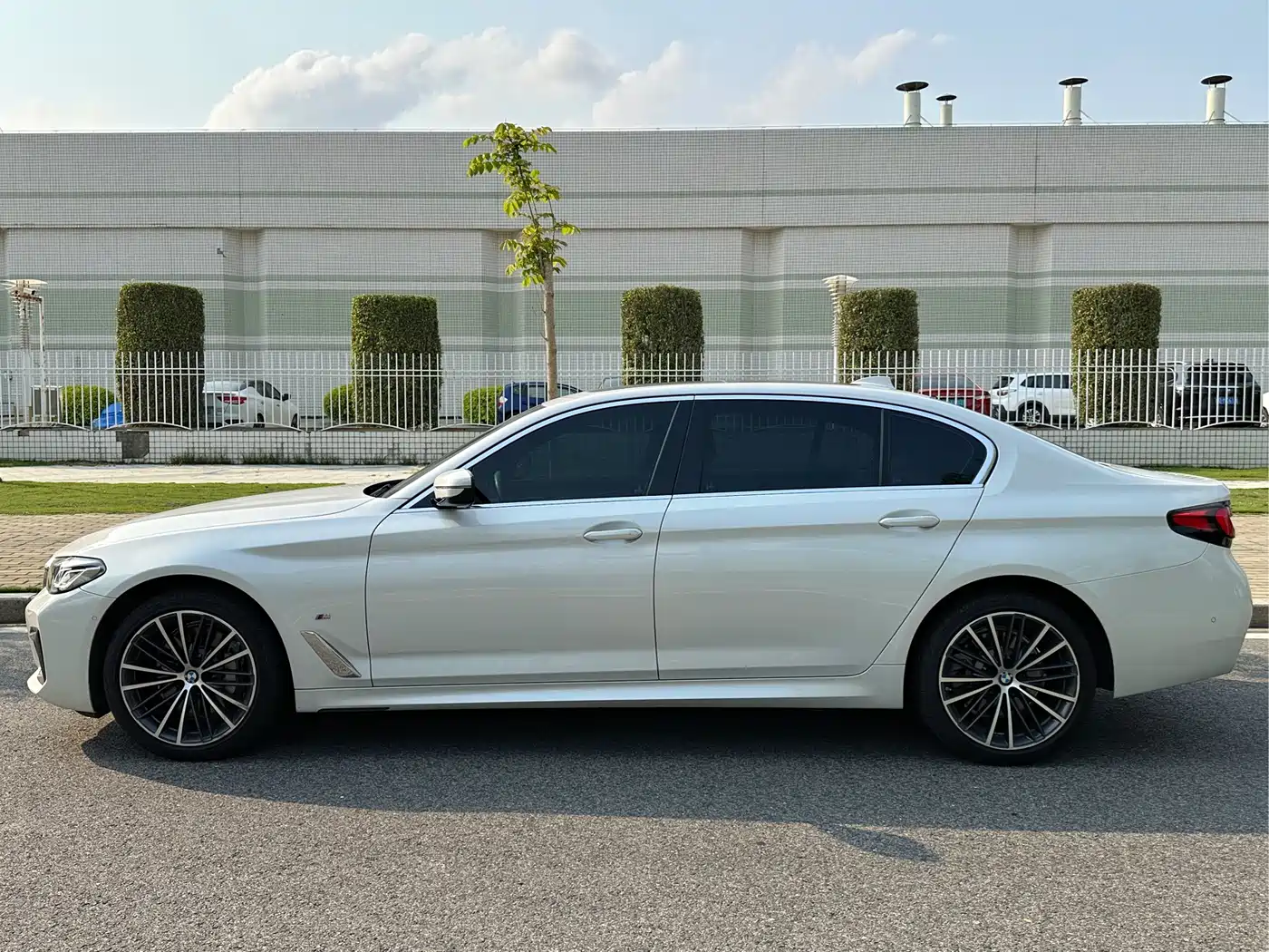 BMW 5 Series 2023 530Li Leading M Sport Package фото 13