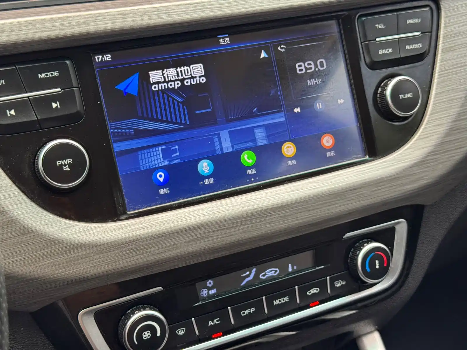 Фото 11 - Geely Vision X3