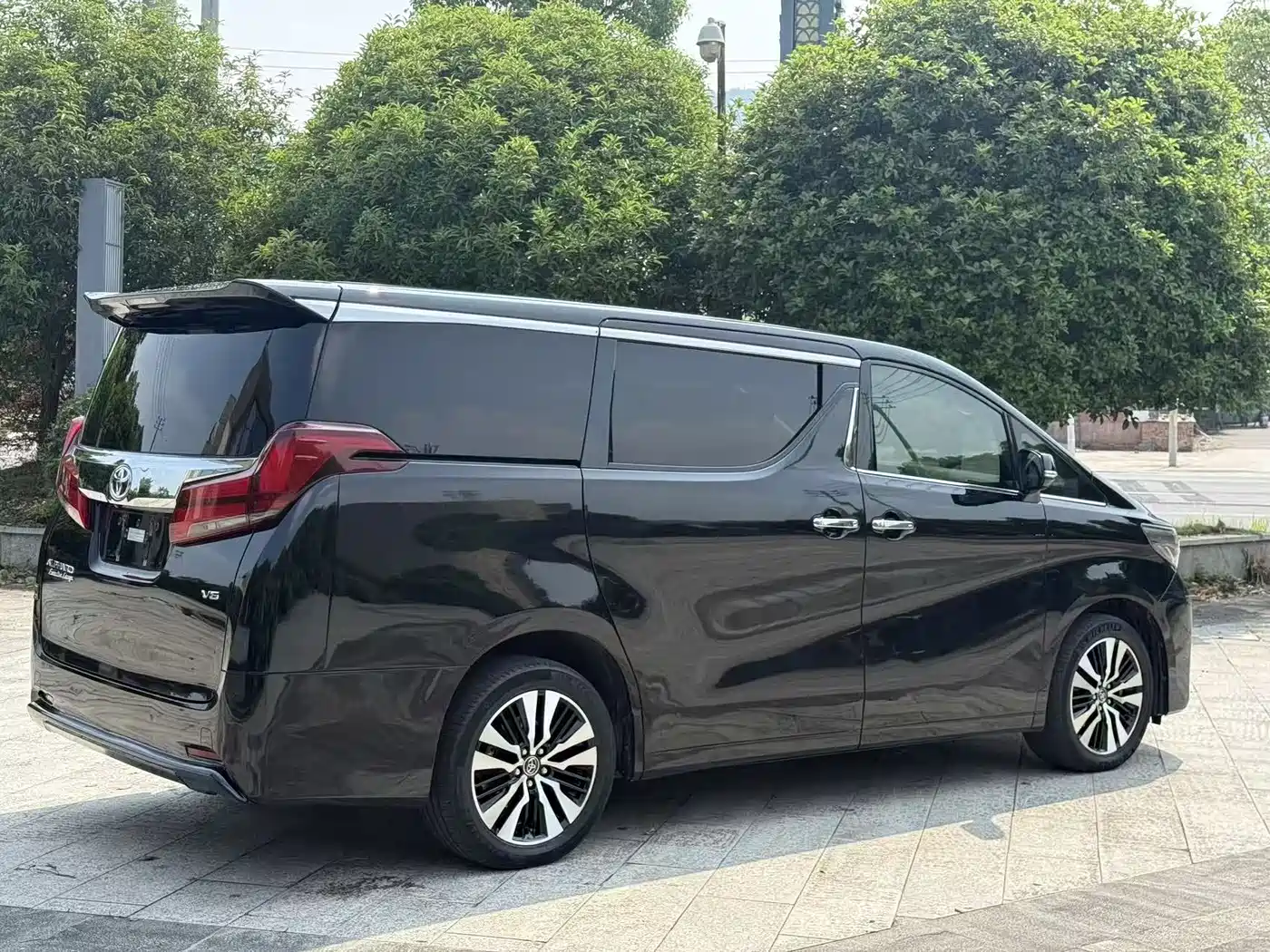 Фото 2 - Toyota Alphard