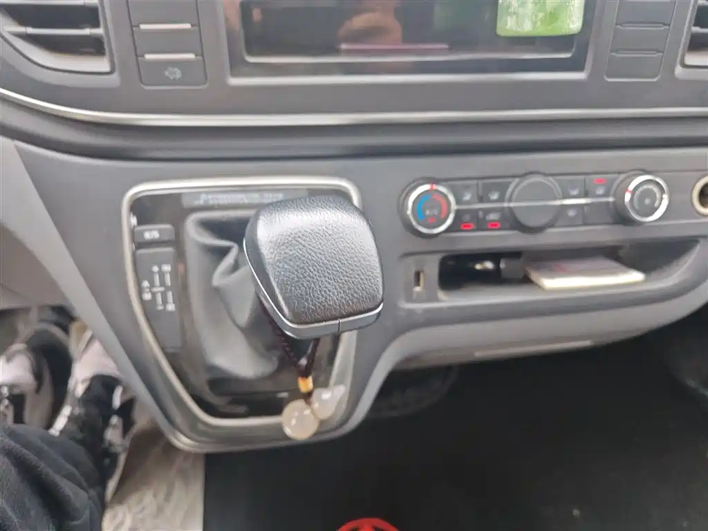 SAIC Maxus Xintu V80 2024 Aoyun Value Edition 6AMT Short Wheelbase Ultra-Low Roof 127Ps 5/6 Seats фото 7