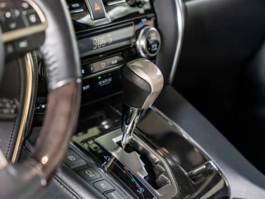 Lexus LM 2020 300h Seven-Seater Elegance Edition фото 18