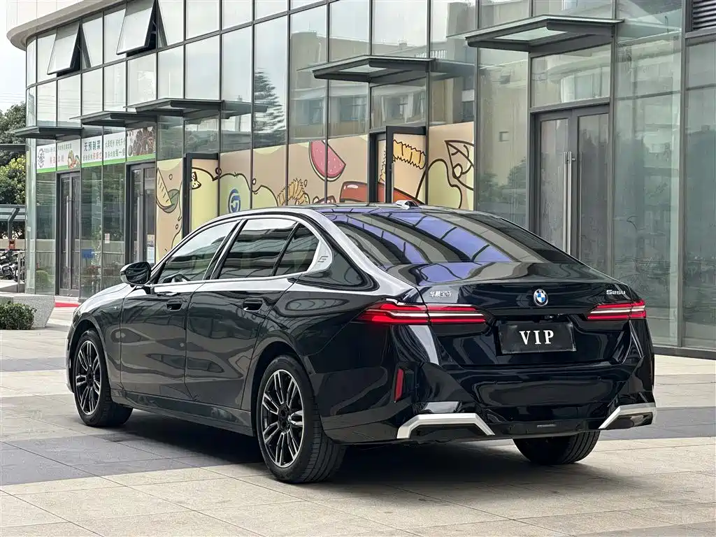 BMW 5 Series 2024 525Li M Sport Package фото 7