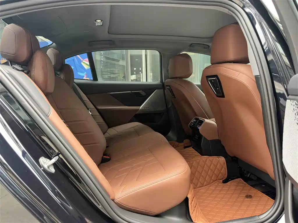 BMW 5 Series 2024 525Li M Sport Package фото 28