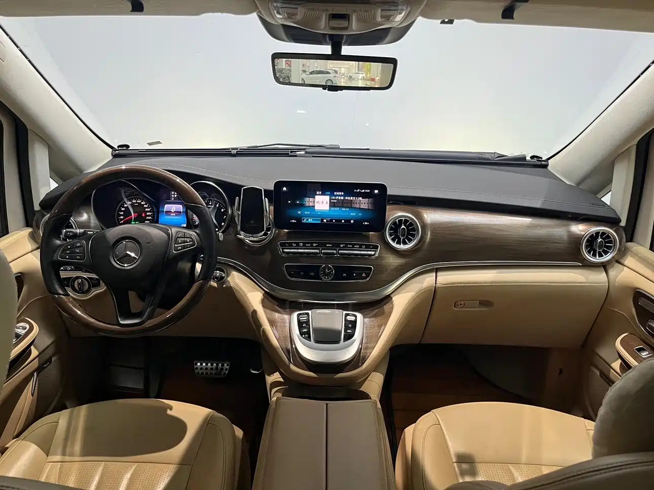 Mercedes-Benz V-Class 2021 V 260 L Long Wheelbase Premium Edition фото 21