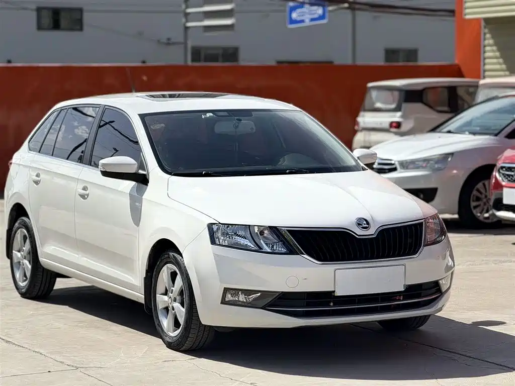 Škoda Skoda Rapid Spaceback 2018 1.6L Automatic Comfort фото 3