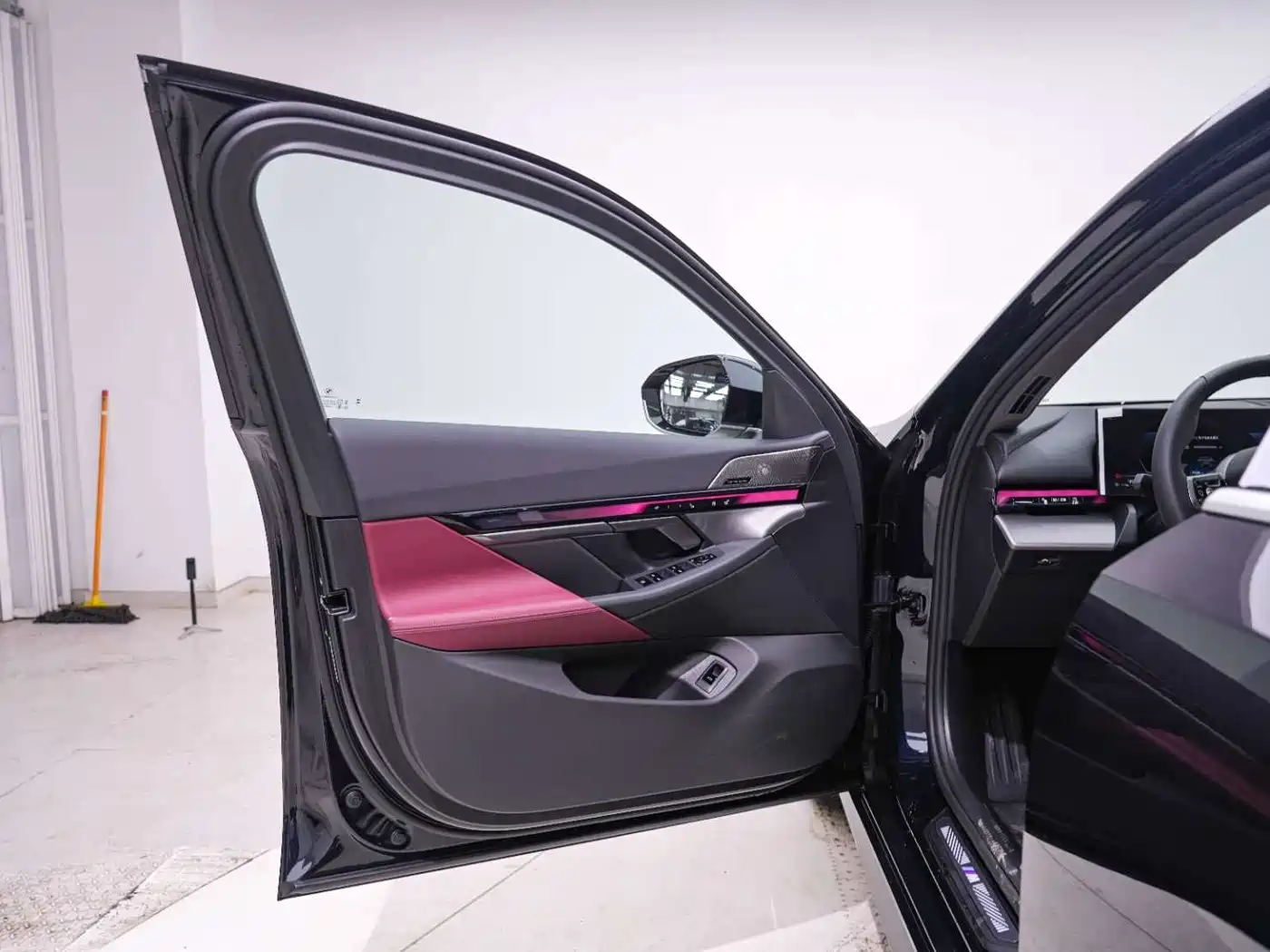 BMW 5 Series 2025 530Li Leading M Sport Package фото 6