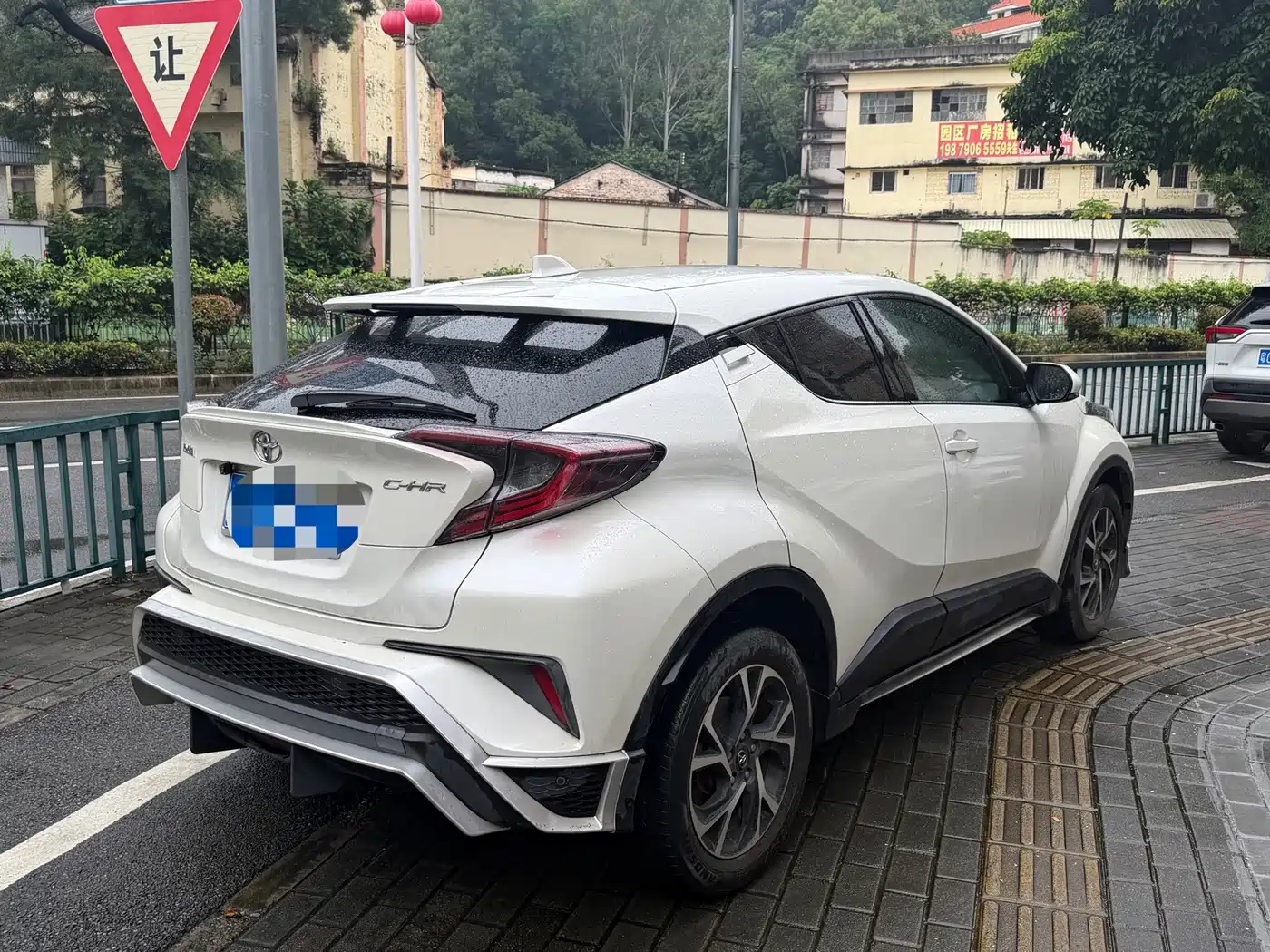 Фото 4 - Toyota C-HR