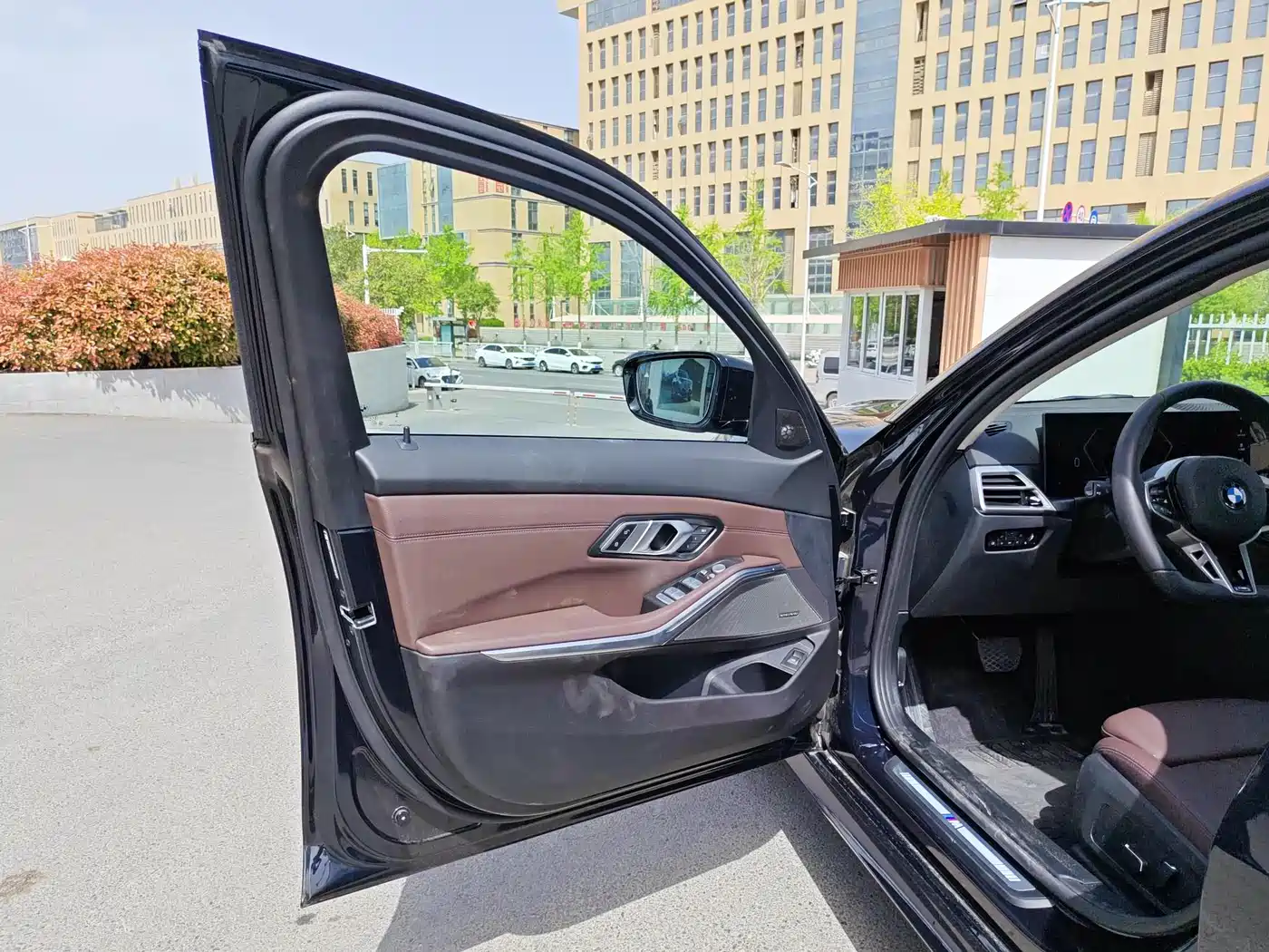BMW 3 Series 2025 330Li M Sport Night Edition фото 10