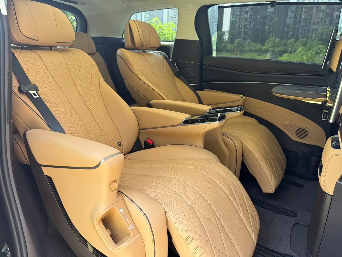 Denza D9 2024 EV 600 AWD Flagship фото 9