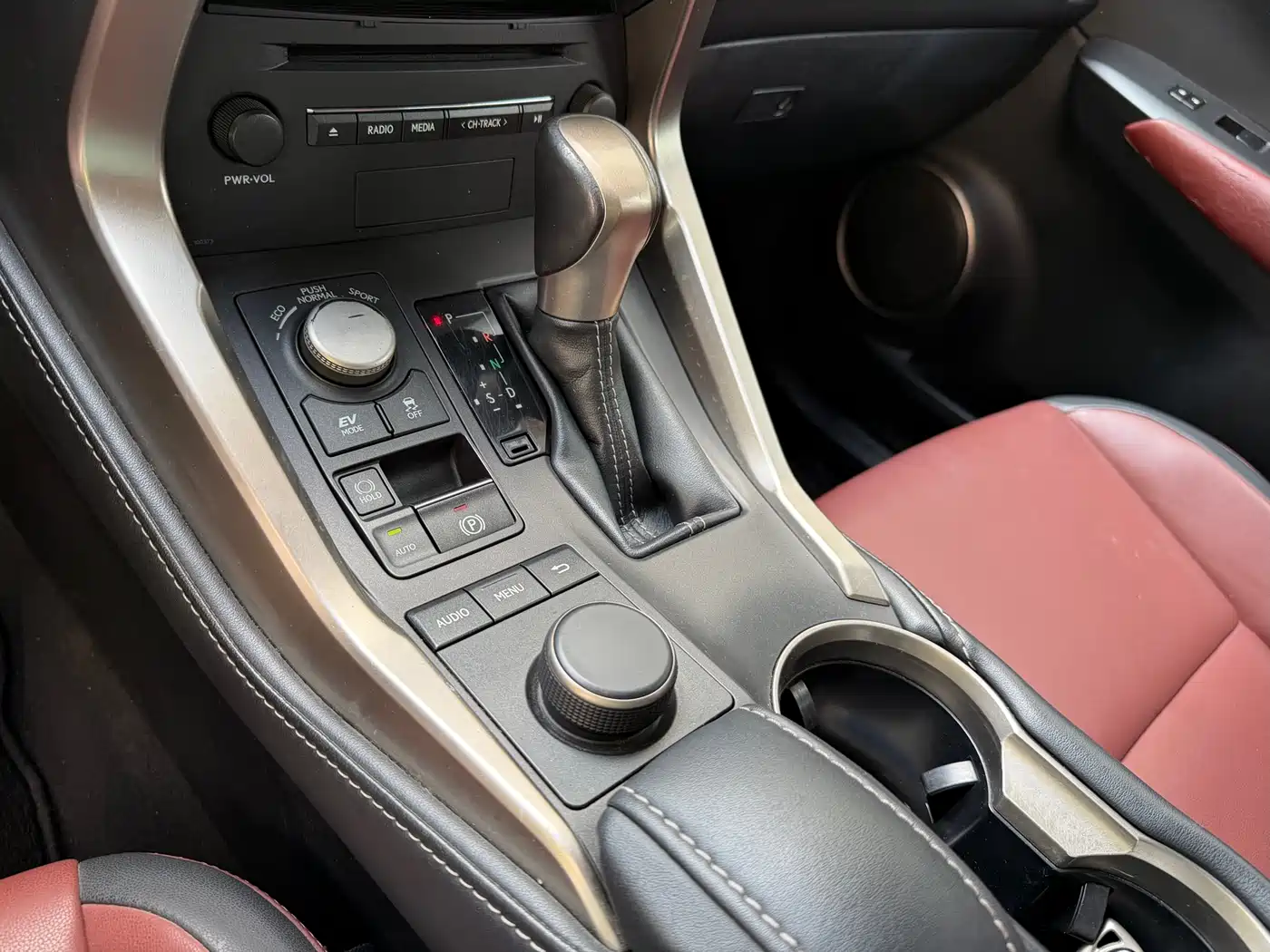 Lexus NX 2015 300h FWD Luxury фото 10