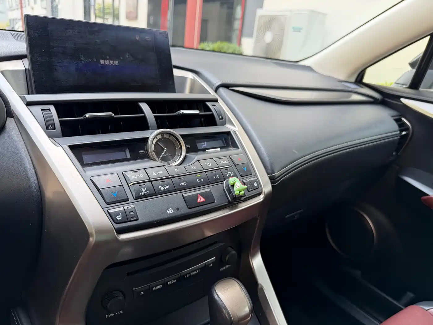 Lexus NX 2015 300h FWD Luxury фото 11