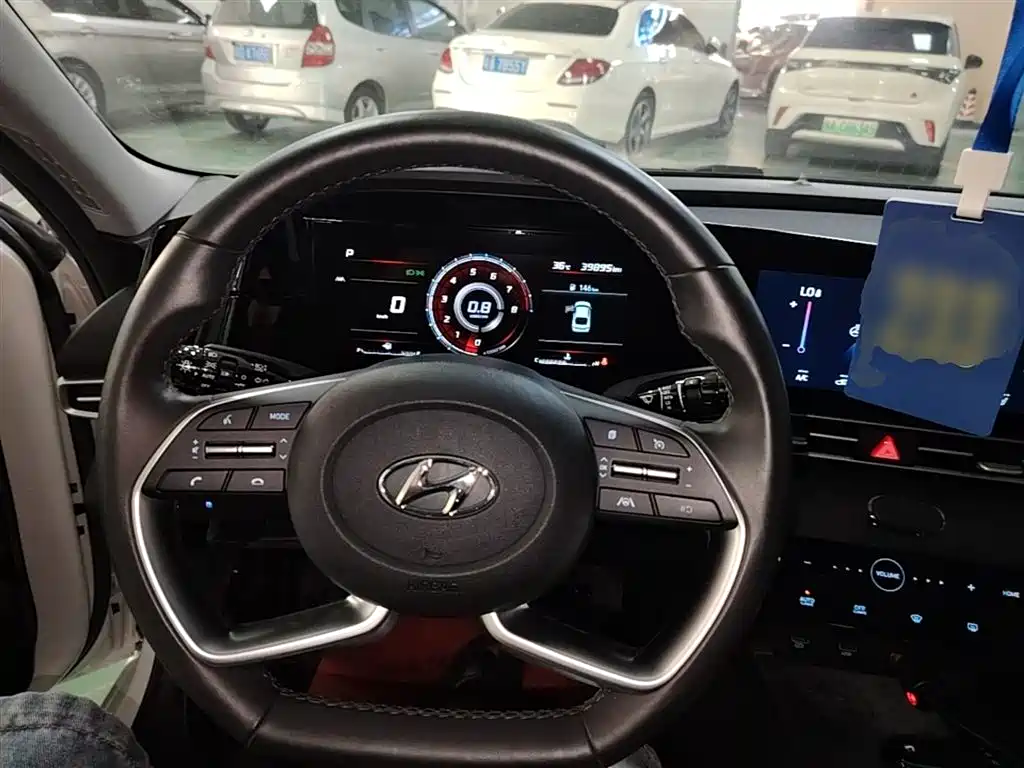 Hyundai Elantra 2021 1.5L CVT LUX Premium Edition фото 11