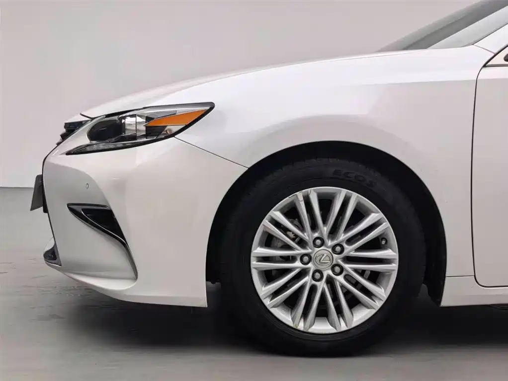 Lexus ES 2015 200 Elite Edition фото 15