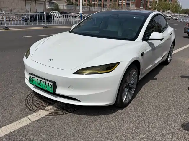 TESLA MODEL 3
