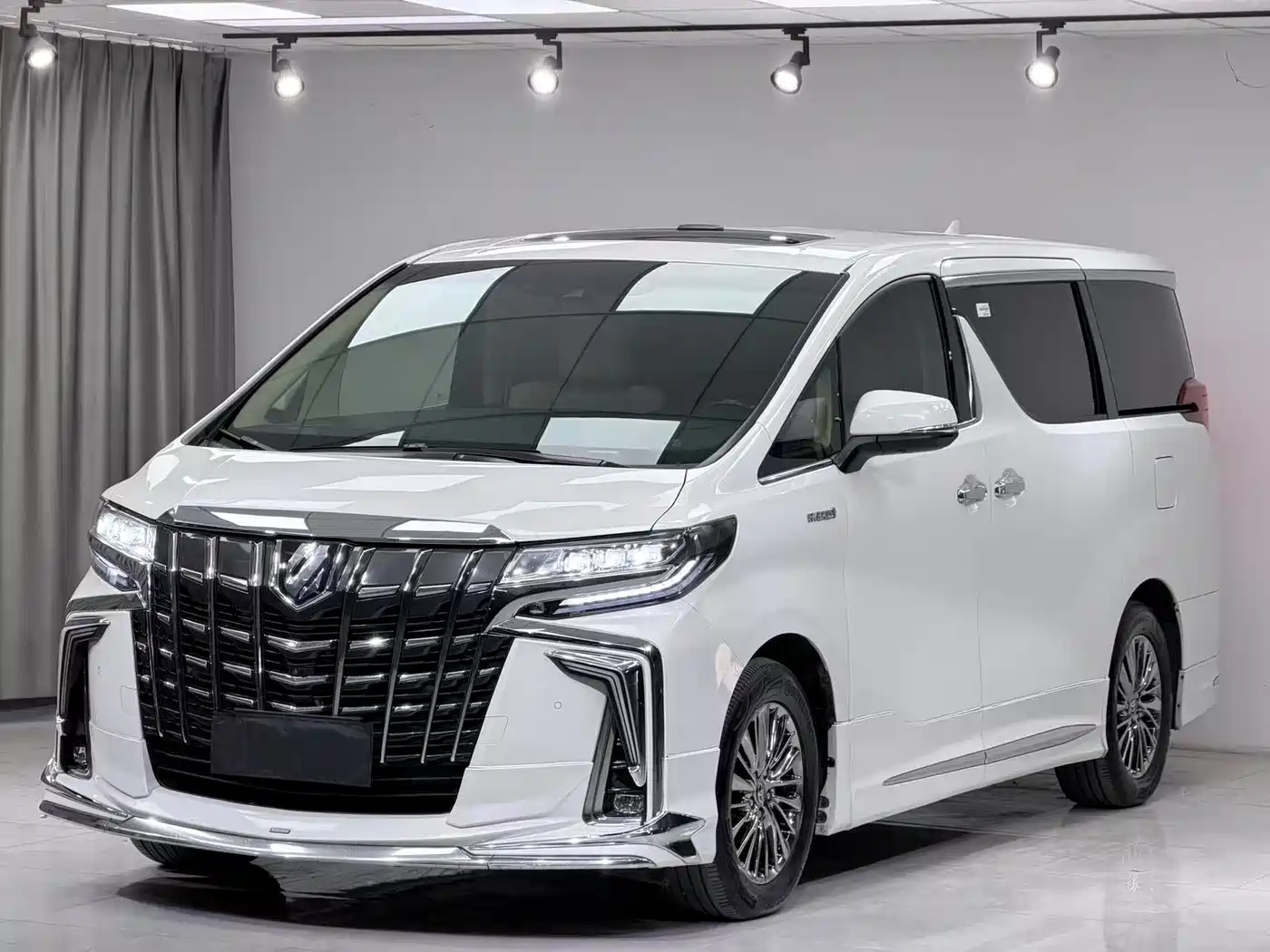 Toyota Vellfire 2020 Twin Engine 2.5L HV Premium Edition фото 2