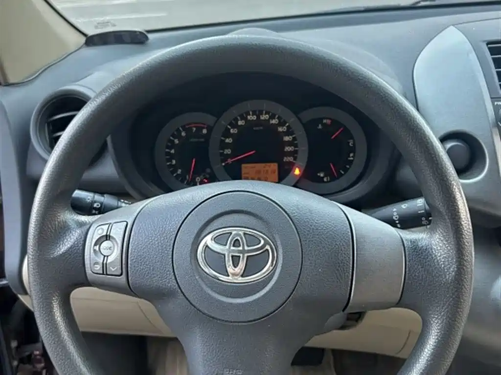 Toyota RAV4 Rongfang 2011 2.0L Automatic Classic Edition фото 12