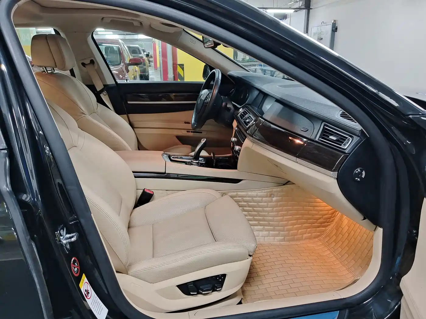 BMW 7 Series 2009 Model 740Li Leading Edition фото 11
