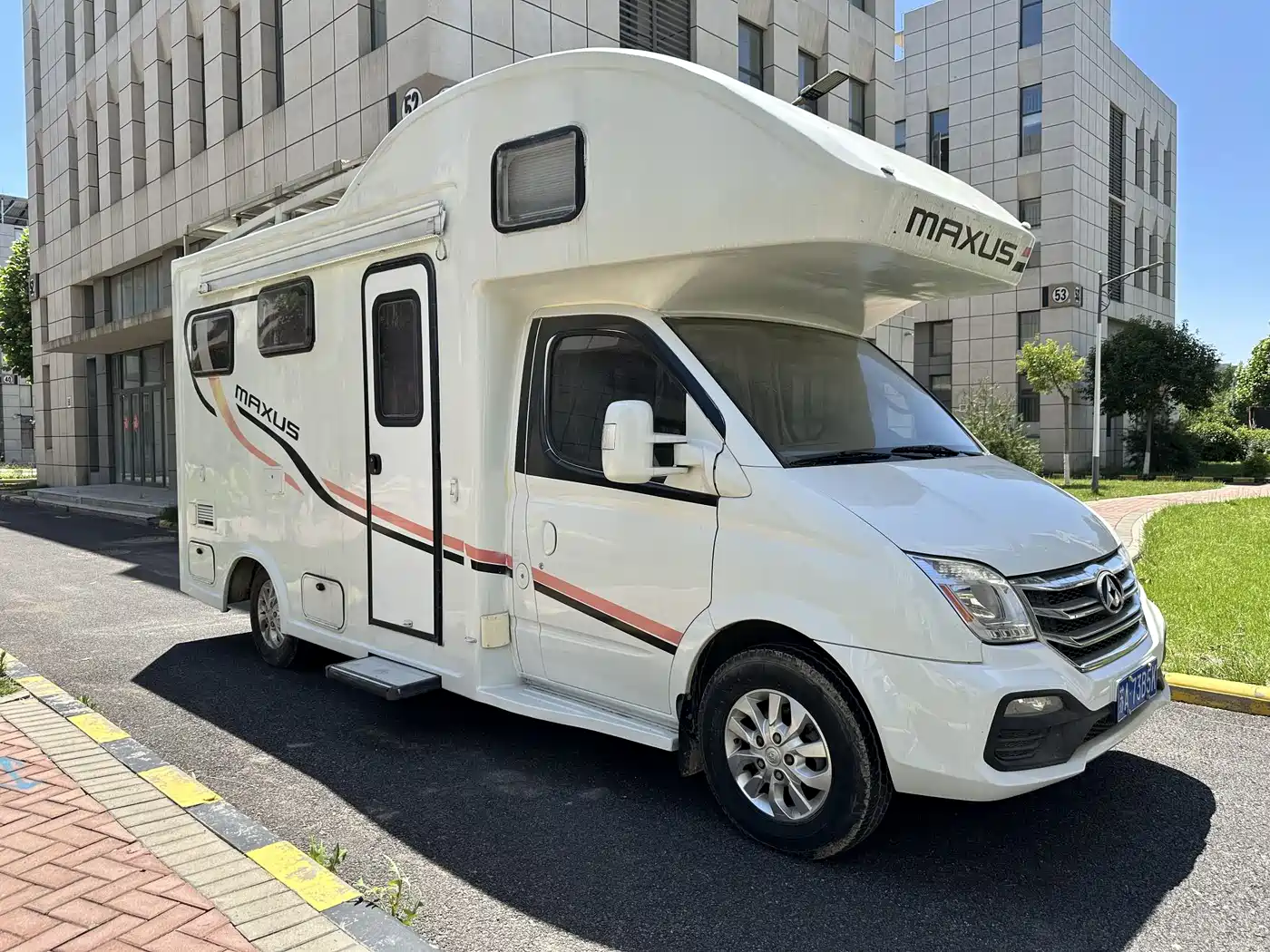 SAIC Maxus Xintu V80 2018 2.5T AMT Elite Short Wheelbase Medium Roof 5-6 Seater фото 3
